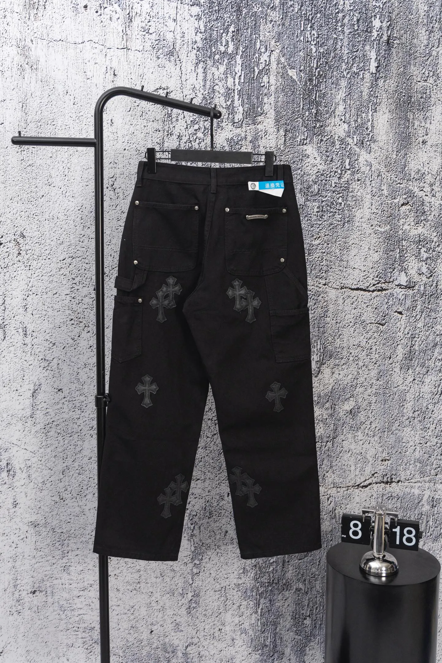 P270 CH Chromehearts pure black cross-stitched leather black workwear jeans and logging pants. The cabinet price is 34W level. The patches are decorated with cross flowers and washed jeans! ! An absolutely high-end luxury product, a 1.9W-level god-level single product, a super popular product, made by top heavy industry, a magic weapon that cannot be missed! [About Zangyin] This is an extremely luxurious fashion brand that can also be called the aristocracy of the high street. It has always been an exclusive brand for some hipsters or rich second generations. Compared with ordinary high streets, it is more luxurious and noble. Compared with luxury brands, it is more fashionable and individual. It has always been a brand that I have a special liking for. [Top heavy industry fashion design] Consistently high-street luxury style. Speaking of this style, the Zangyin family and GU family are definitely the leading representative brands. Especially the Zangyin family has really achieved a state-of-the-art effect in creating high-street style. The unique washed material is used to create this style. The color system is already quite eye-catching. After it is decorated with patchwork cross flowers, it cleverly highlights the charm of the brand. Secondly, this style uses classic The high-waist cutting design highlights the long legs and fashionable temperament of the upper body. The brand is highly recognizable and the slim fit configuration is more suitable for daily wear. It is a product that interprets personality, fashion, and specifications at a glance. This single product is enough to make any fan excited. It can be a white T-shirt for a youthful college style, or a tight suspender for a royal style. It has strong matching ability and can be easily controlled by men.  [Materials and craftsmanship] Needless to say, this point goes without saying. As an excellent craftsman brand, Zangyin’s requirements for details and craftsmanship are really perfect. The washed color of this model has gone through so many processes, not to mention the embellishment of denim appliques. It is also purely hand-made and sewn. Just like what they believe in, only hand-made things have soul and have the meaning of wear. A top-notch heavy-duty fashionable denim item, I look forward to your perfect interpretation! !  Color: Black Size: 28-36
